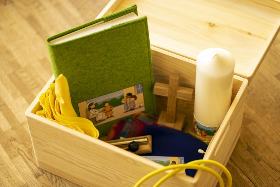 Mobile-Gottesdienstkiste-Inhalt-in-Kiste
